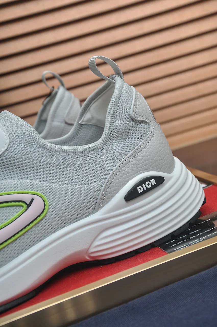 Men's Men's Shoes 💰540💶 𝐂𝐡𝐫𝐢𝐬𝐭𝐢𝐚𝐧 𝐃𝐢𝐨𝐫# Dior breathable fly-knit casual sneakers. The soft and breathable upper complements the lightweight textured effect rubber sole, decorated with various classic details, making it an ideal choice for everyday looks. Can be matched with various casual items to create a refined look Size: 38-46 (45 46 customized)